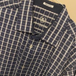Mens like new Bugatchi casual button down fitted shirt.